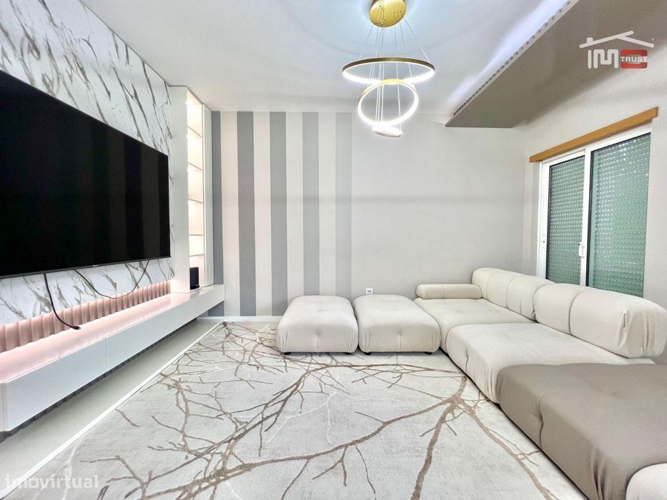 Excelente Apartamento T2 + 1 Dúplex  c/ Coz. Equipada e Garagem