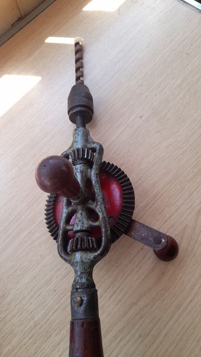 Berbequim manual com broca incluída