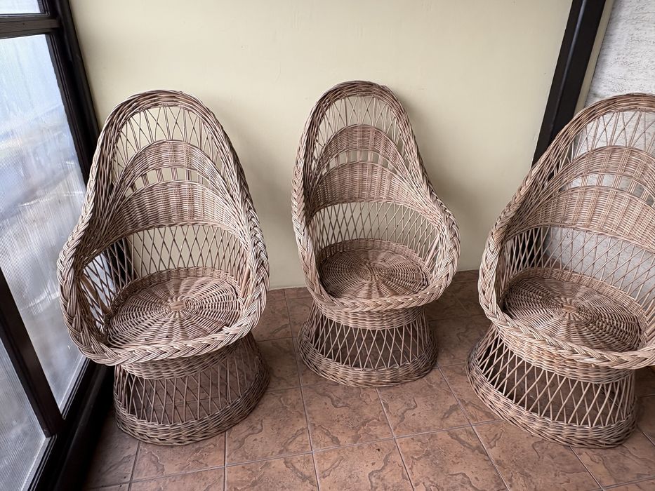 Komplet stół szklany i krzesła wiklinowe brązowe okrągłe na kole