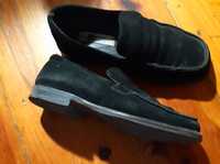 Sapatos em camurça côr preta sola nova 42