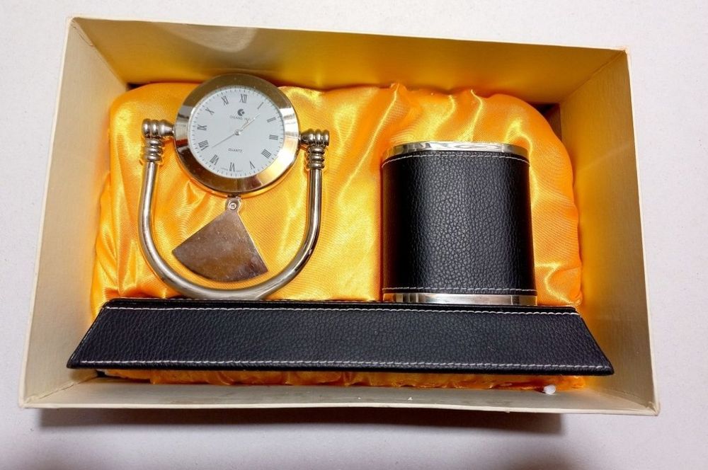 Канцелярська підставка з годинником на робочий стіл