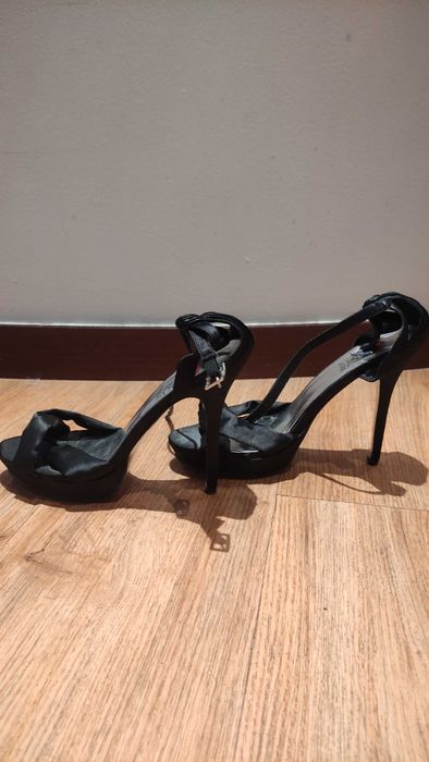 Sandália salto alto com tira em cetim 39