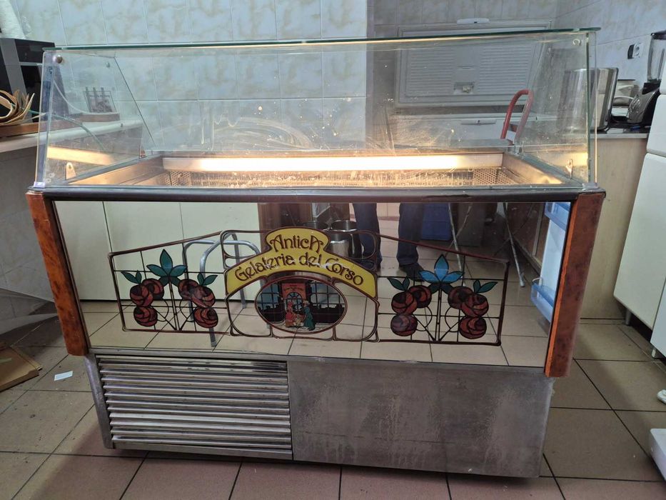 Witryna do sprzedaży lodów gałkowych