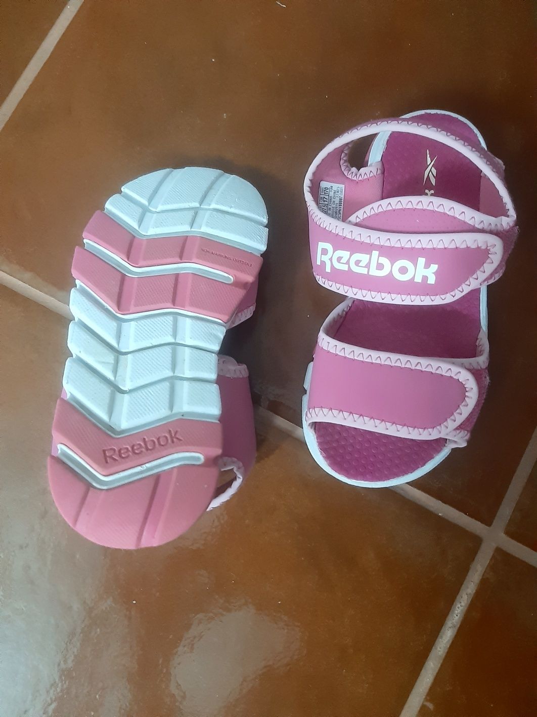 Sandálias menina Reebok nr 27,5 novas