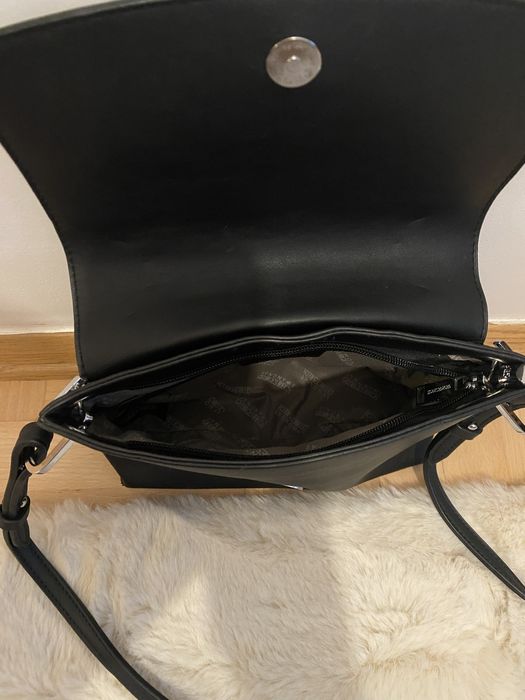 Czarna torebka w kwiaty