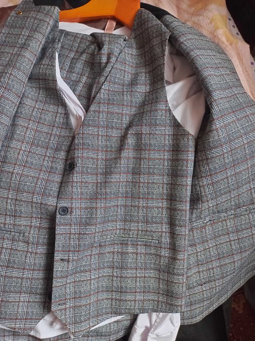 Чоловічий костюм трійка