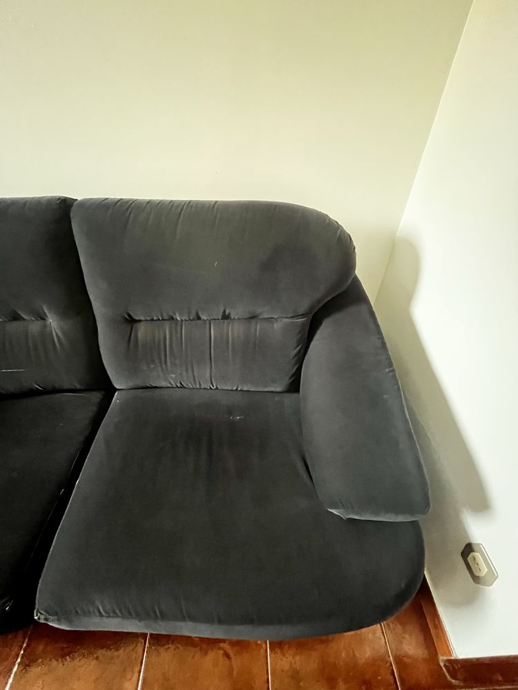 Conjunto de sofás pretos em veludo