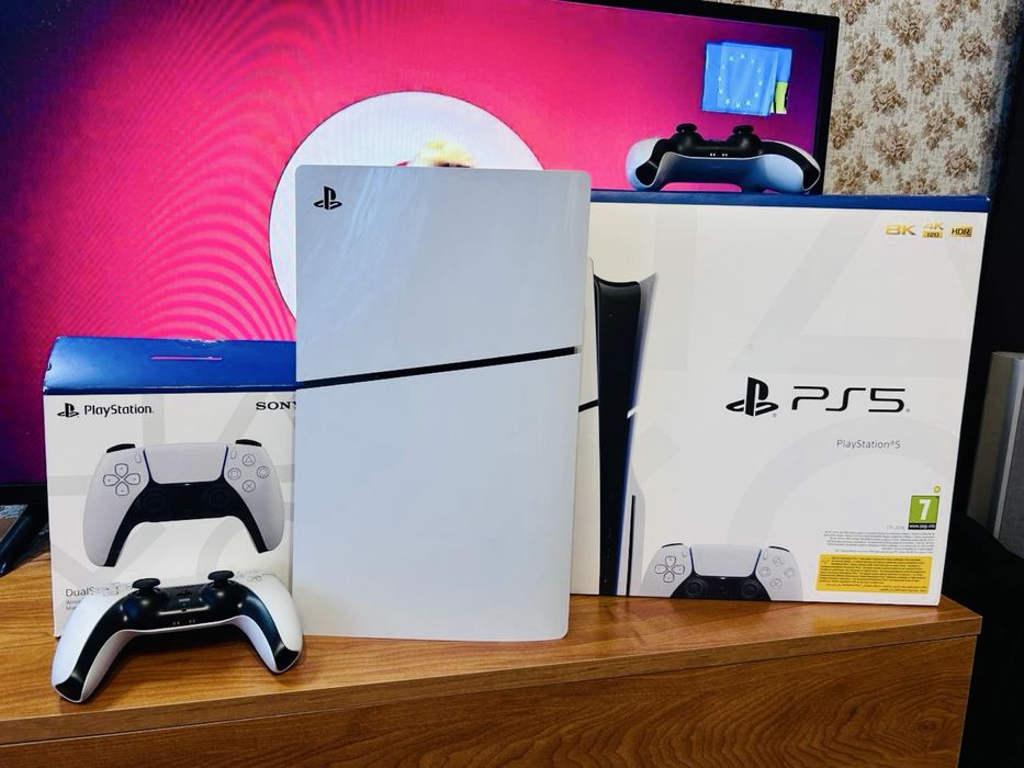 Sony Playstation 5 остання ревізія + два оригінальні джойстики