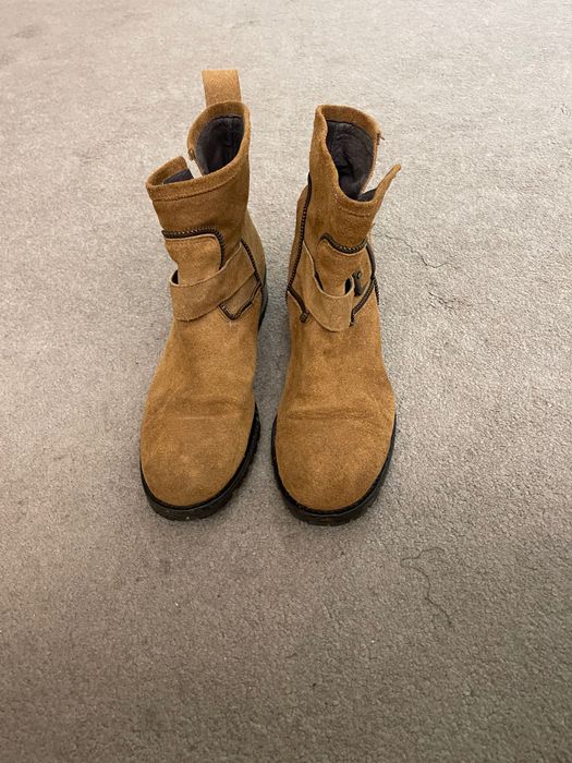 Botins em camurça