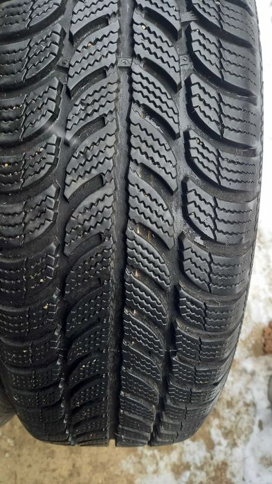 opony zimowe z felgami 195/65 r15  bieżnik 8 mm komplet ford +kołpaki