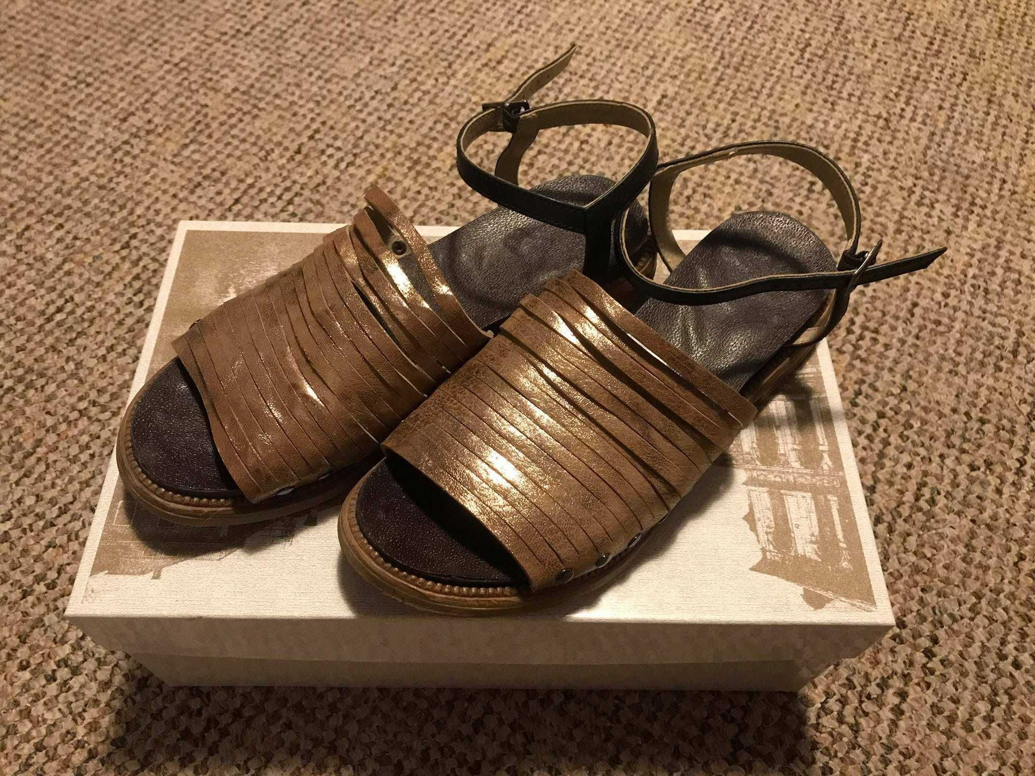 Buty Venezia - złote paski
