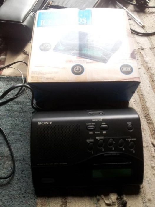 Rádio relógio despertador Sony digital com RDS a bom preço