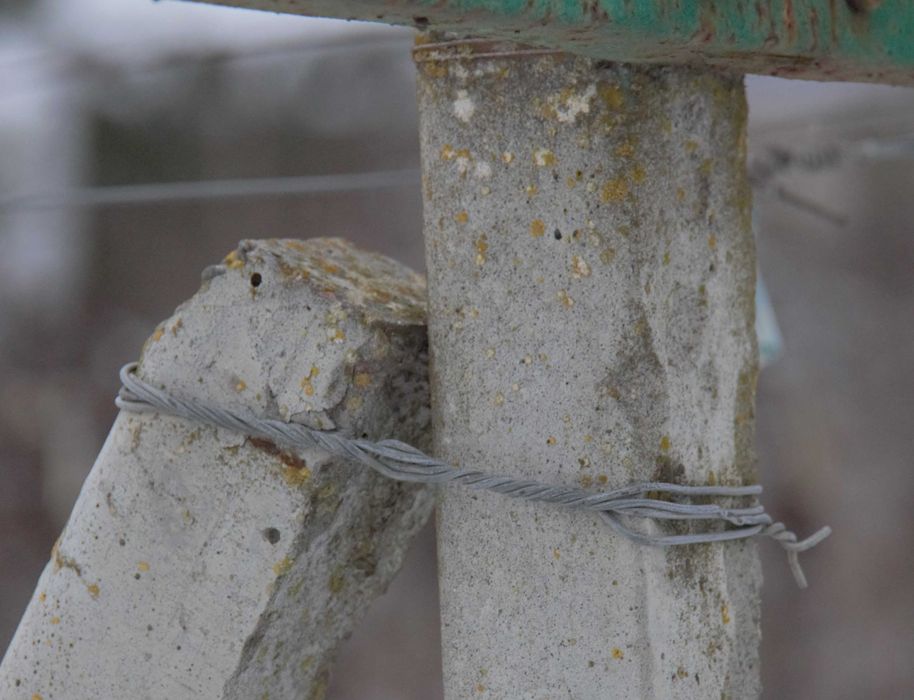 Cтовпчики стовпи столб для забора дріт паркан огорожа з сітки сетки