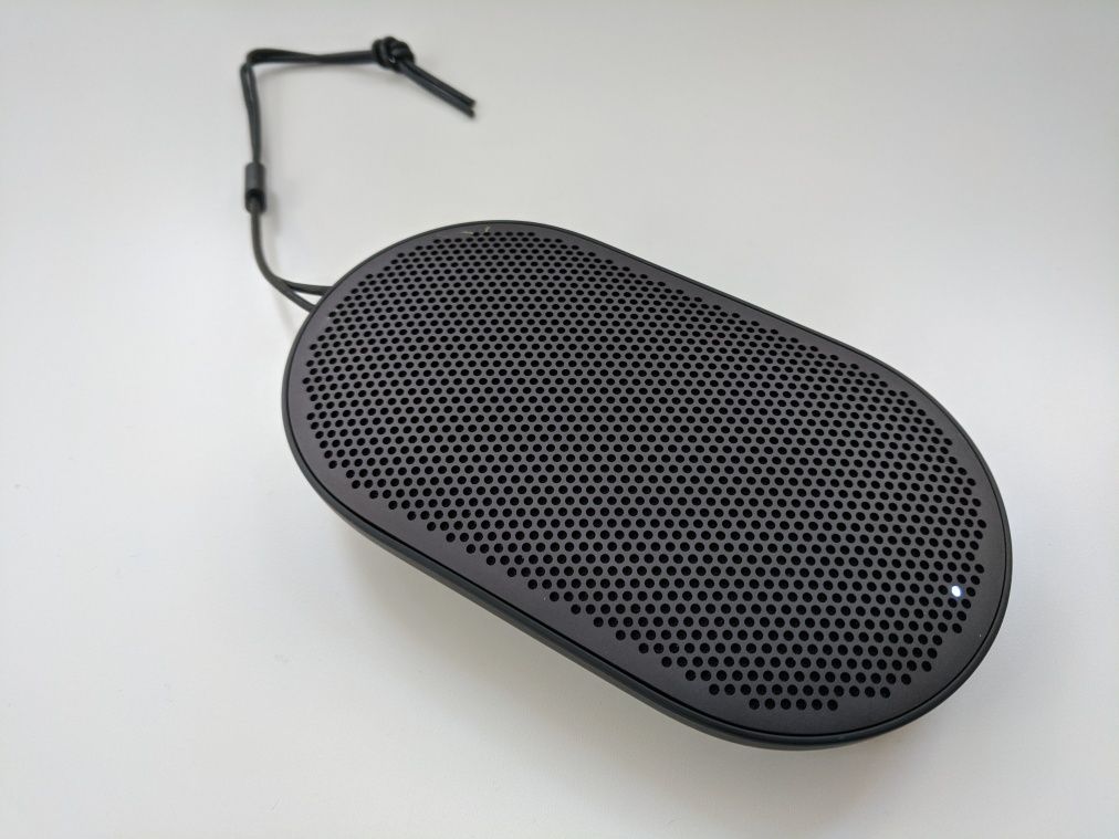 Портативна акустика Bang & Olufsen Beoplay P2 Black