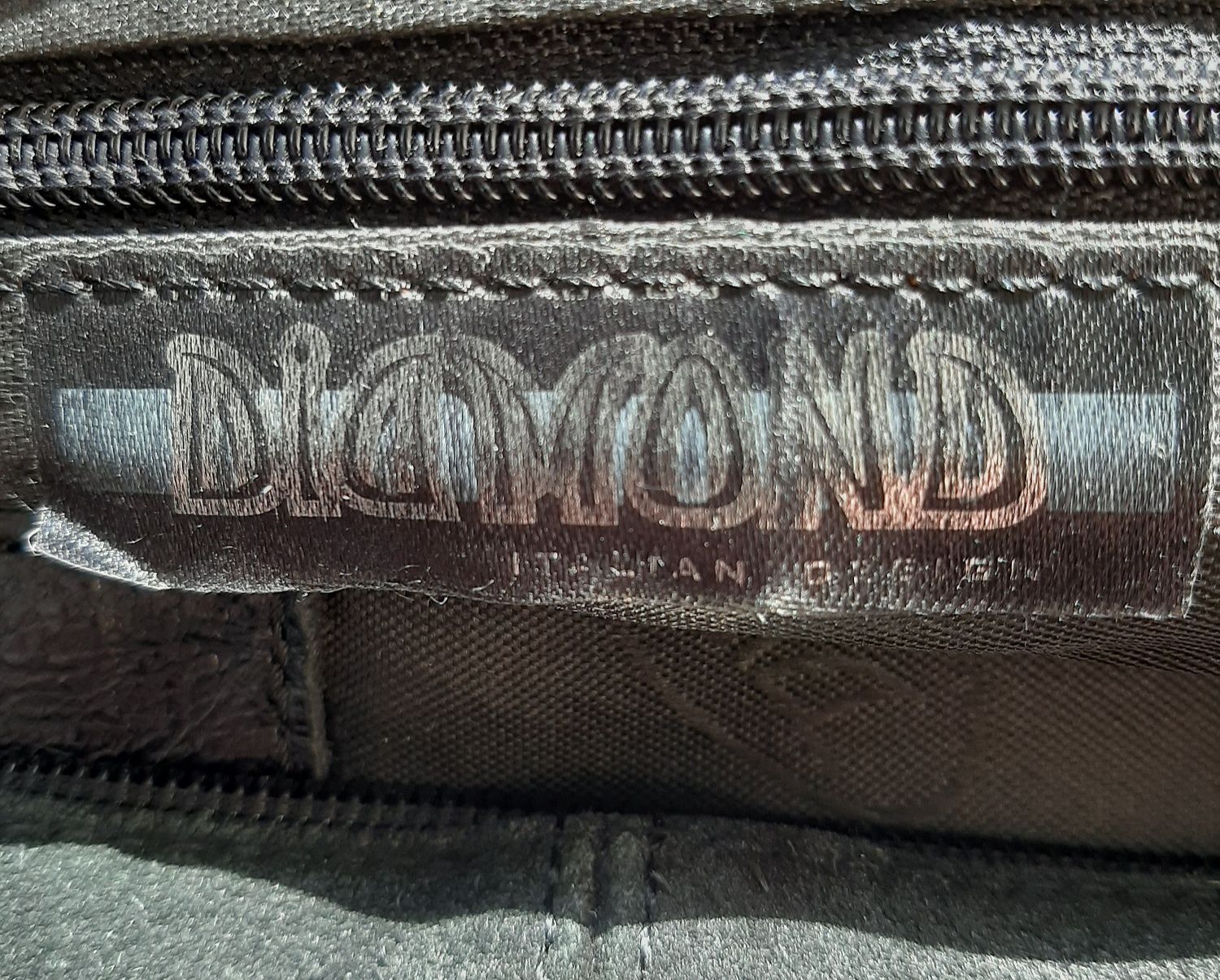 Кожаная сумка DIAMOND, чёрная с замшевой вставкой.
