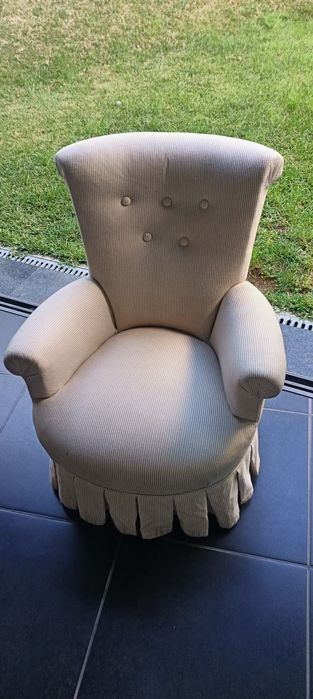 Poltrona bege pouco usada. Excelente estado
Senhorinha.
Ver fotos
