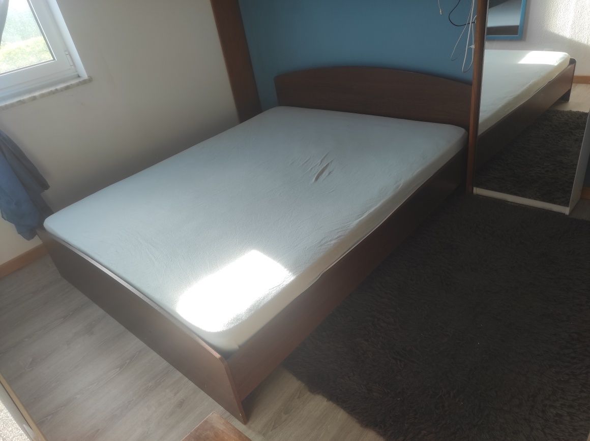 Cama queen + colchão + mesa cabeceira