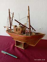 Barco de pesca em madeira