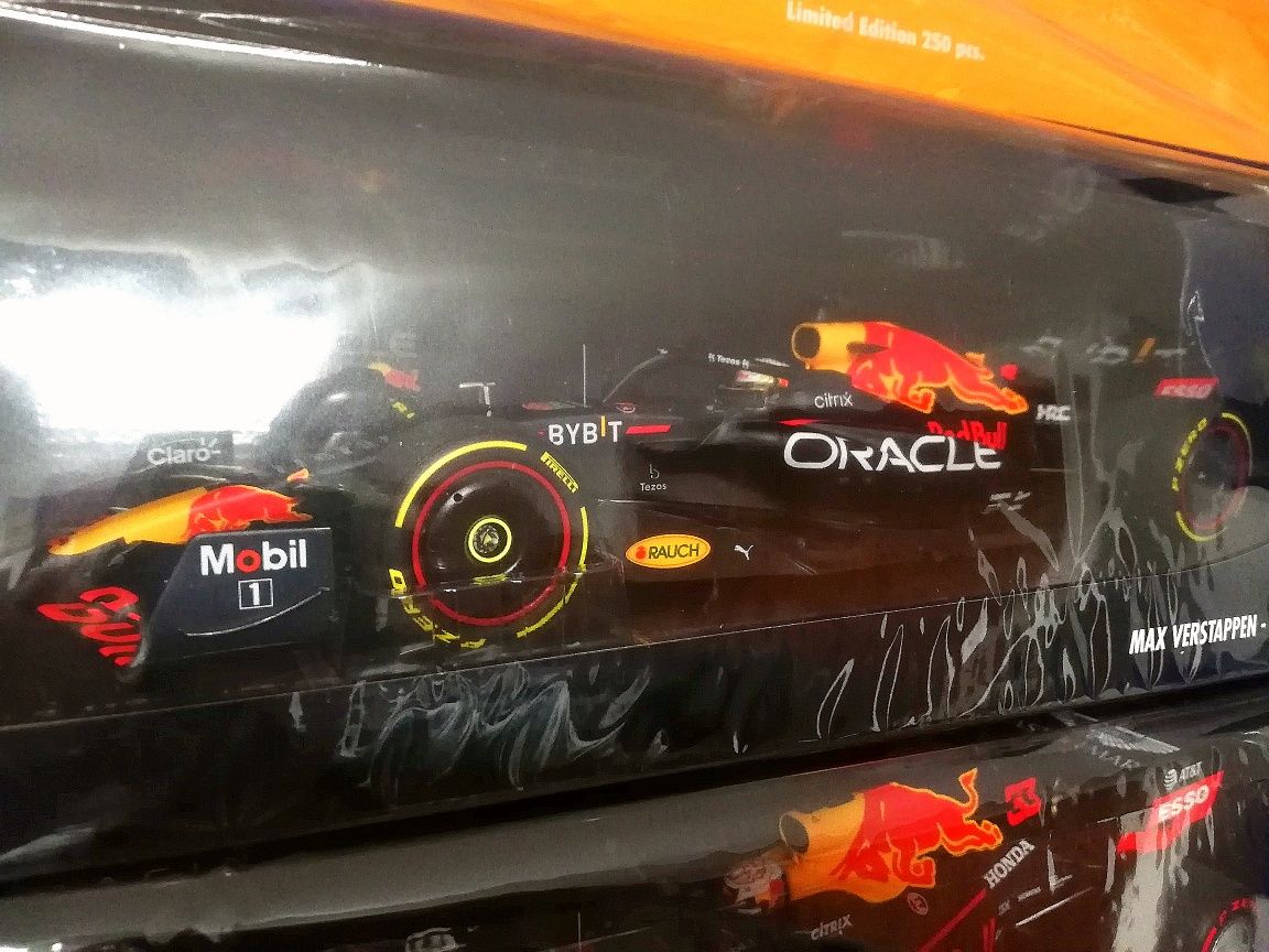 Miniaturas 1/18 e 1/24 Verstappen 2022 Spark, Minichamps