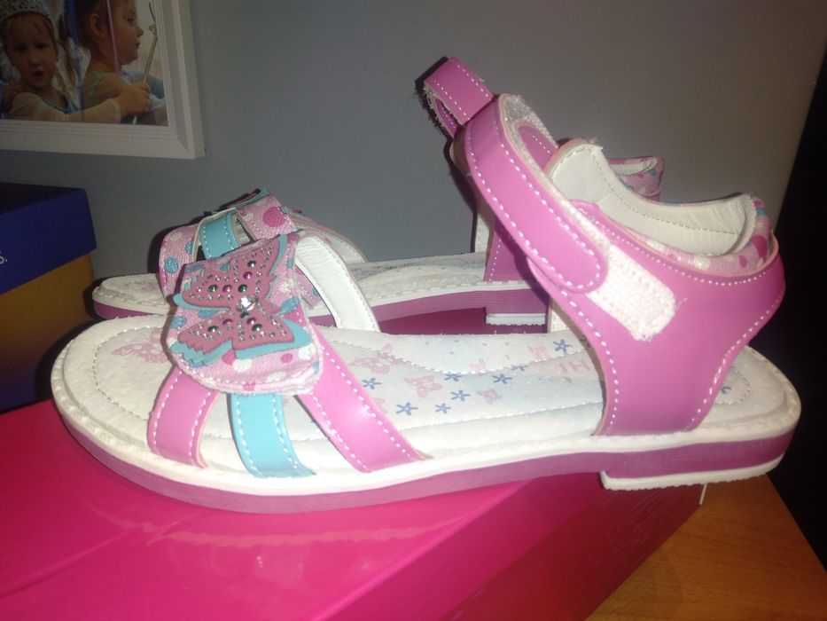 Piękne nowe sandały 35