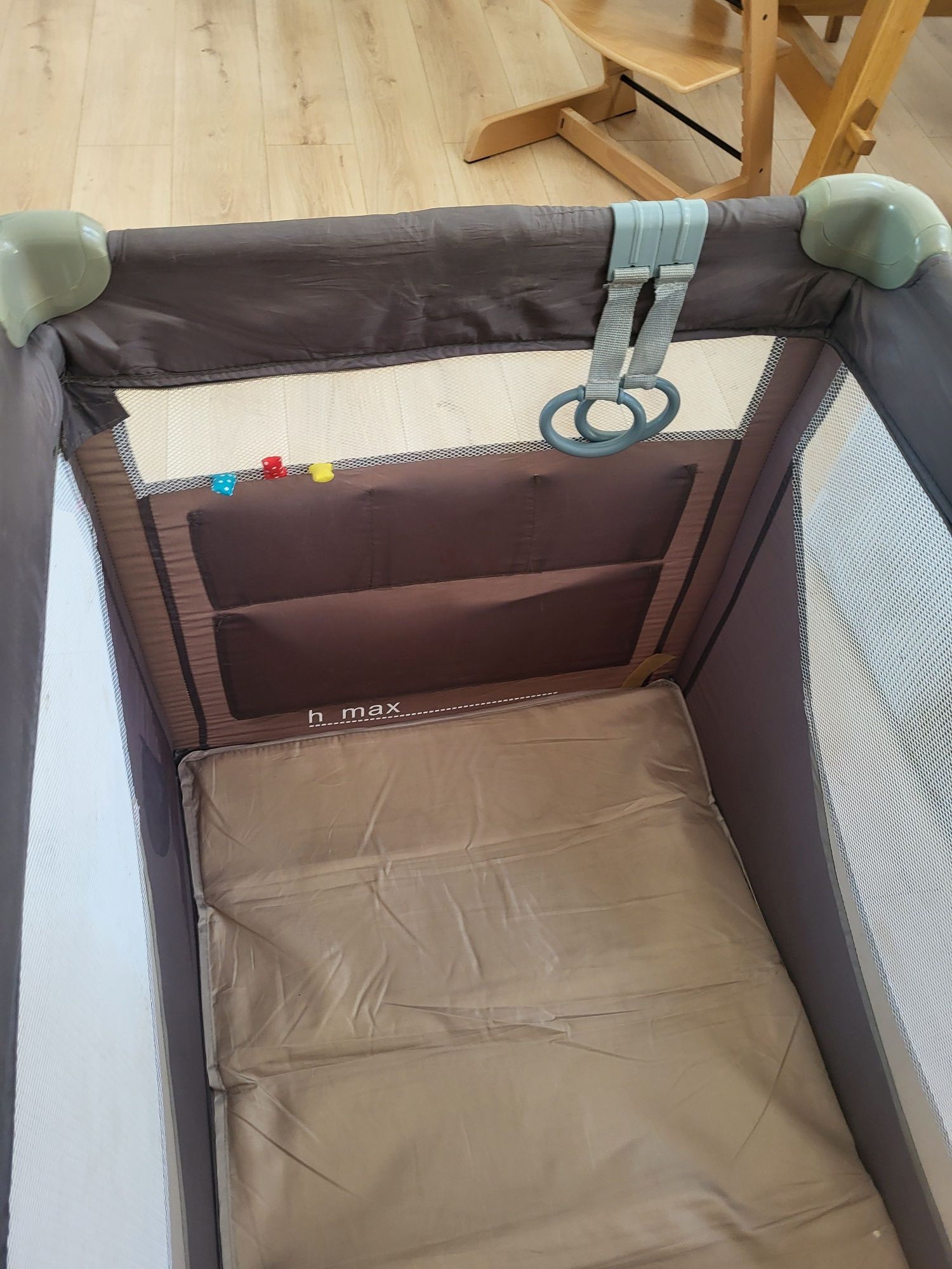 Łóżeczko turystyczne, moskitiera, przewijak Baby Design