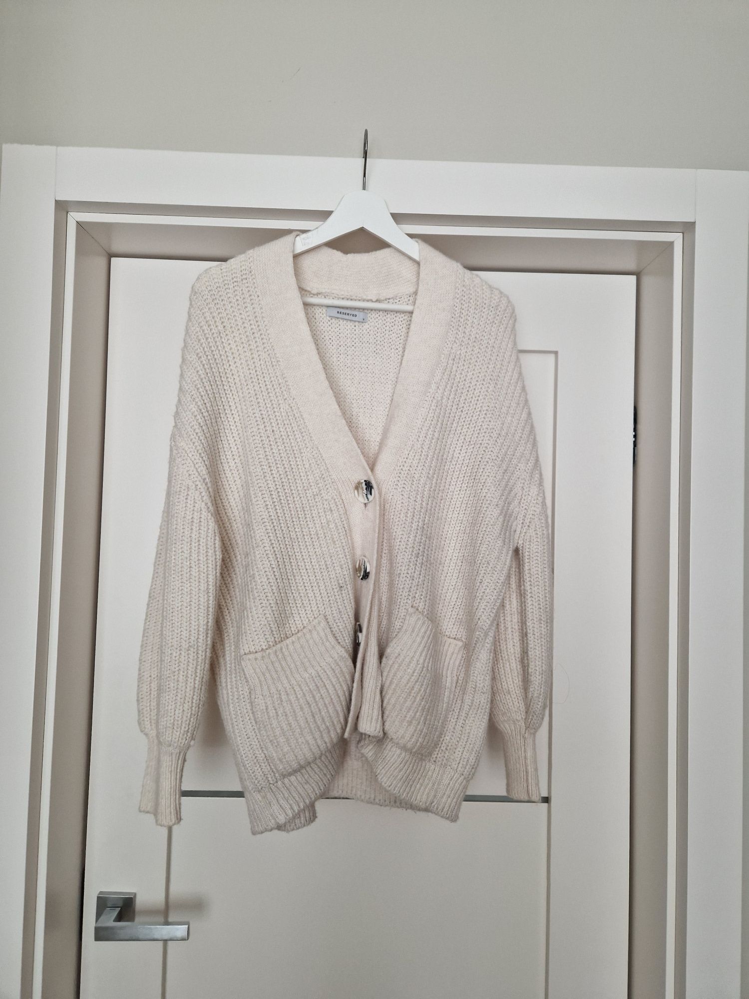 Kremowy sweter kardigan Reserved