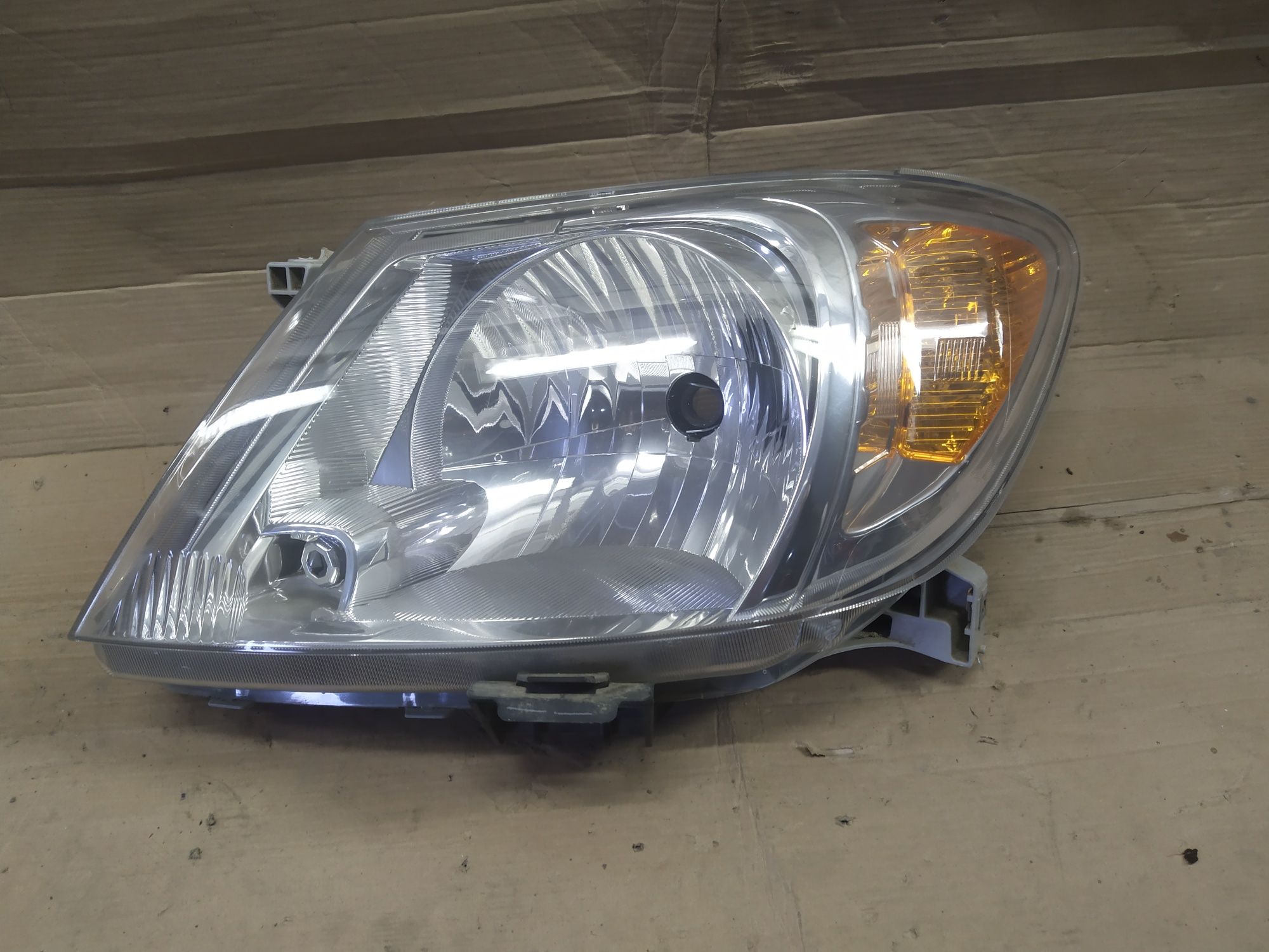 Toyota Hilux 05- lampa lewy przód lewa przednia EU