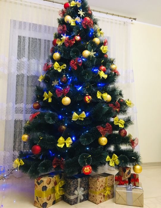 Новорічна штучна ялинка