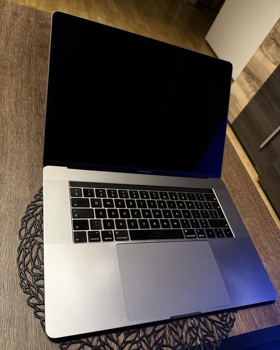 MacBook 15 i7 /16GB/ 500GB SSD/ Retina/ TouchBar - Bardzo Dobry Stan