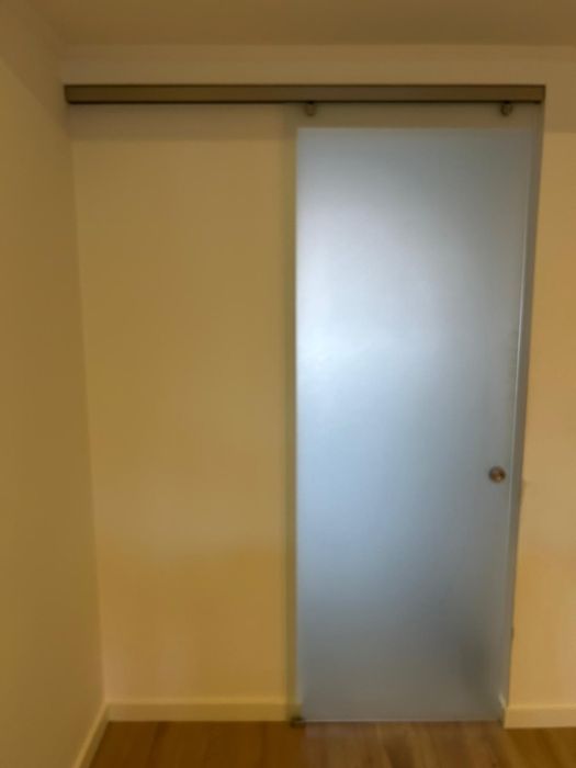 Porta de correr de vidro fosco + calha