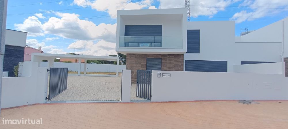 Moradia geminada V5 com piscina - Possível permuta!