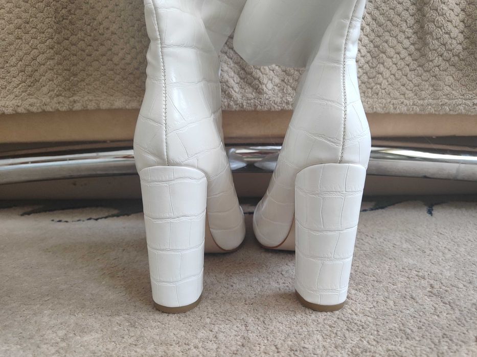 Дуже високі стильні білі жіночі черевики, шкірзам. Під крокодила