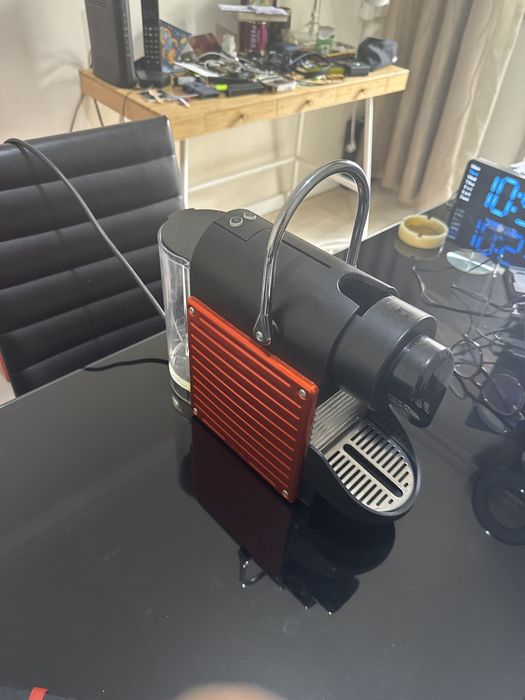 Maquina Nespresso Pixie como nova. Pouco uso .