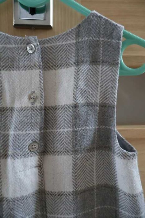 Szaro-biała sukieneczka rozm. 104 Nutmeg