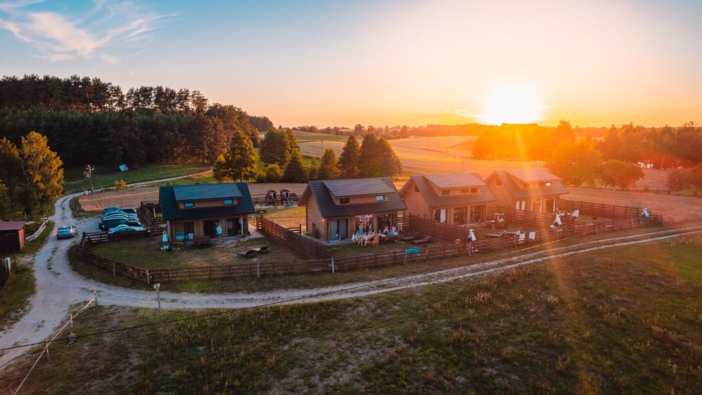 Domek na urodziny nad jeziorem sauna jacuzzi Warmia Mazury plaża