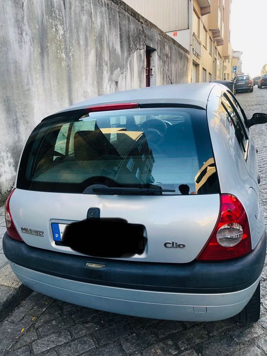 Vende-se Renault Clio - encontra-se em bom estado