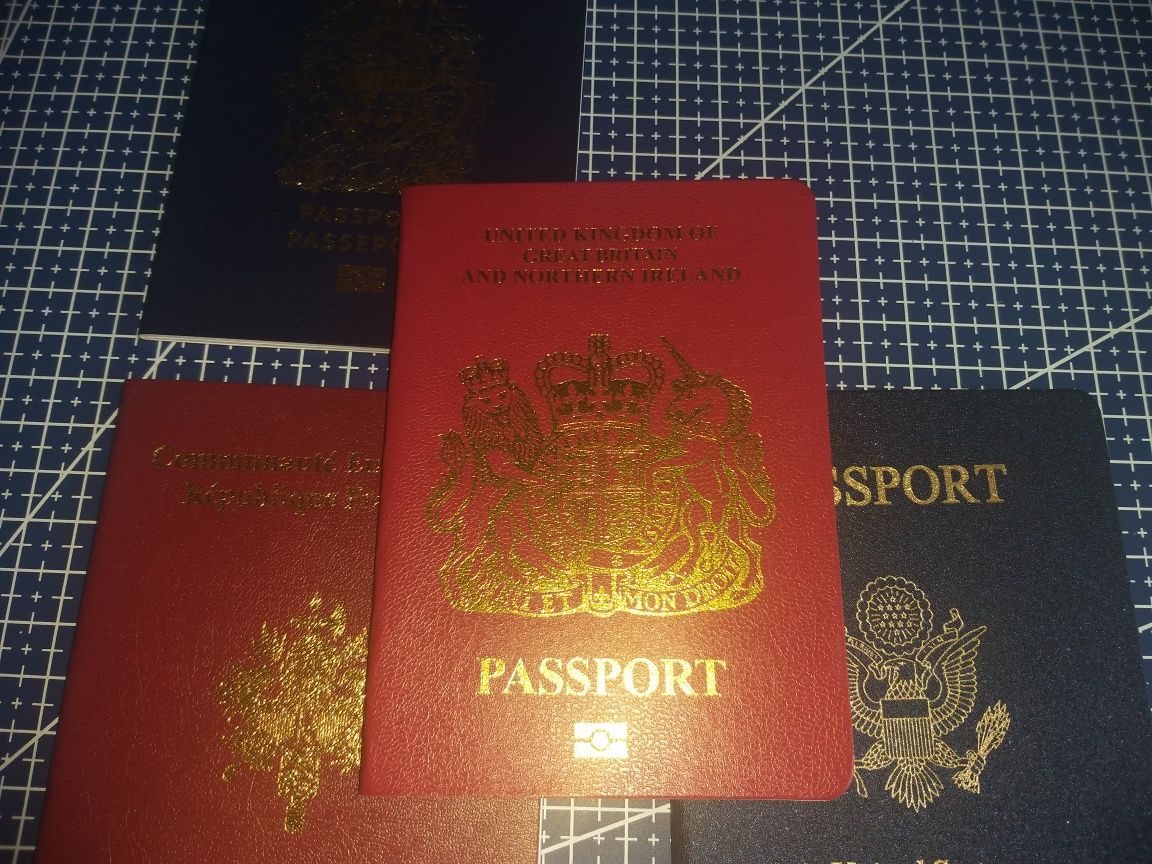 Блокнот в виде паспортов разных стран