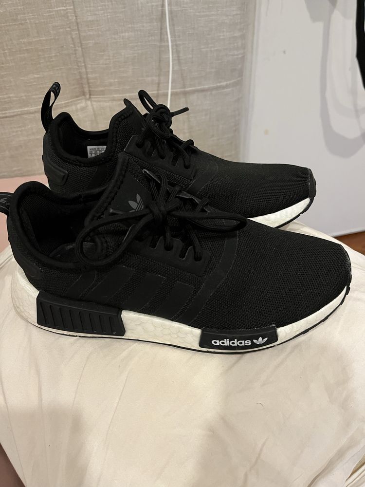 sapatilhas adidas semi nova poucp usada o tamanho 36 esta bem conserva