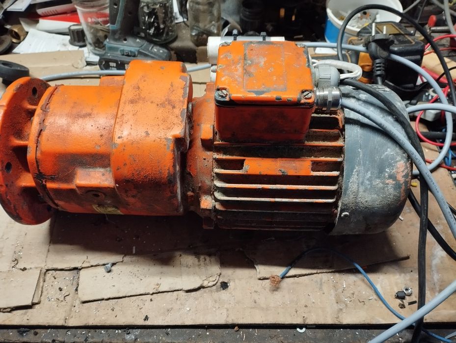 Silnik z przekładnią 230v