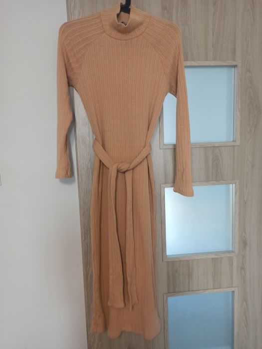 Długa beżowa sukienka ze stójką Reserved