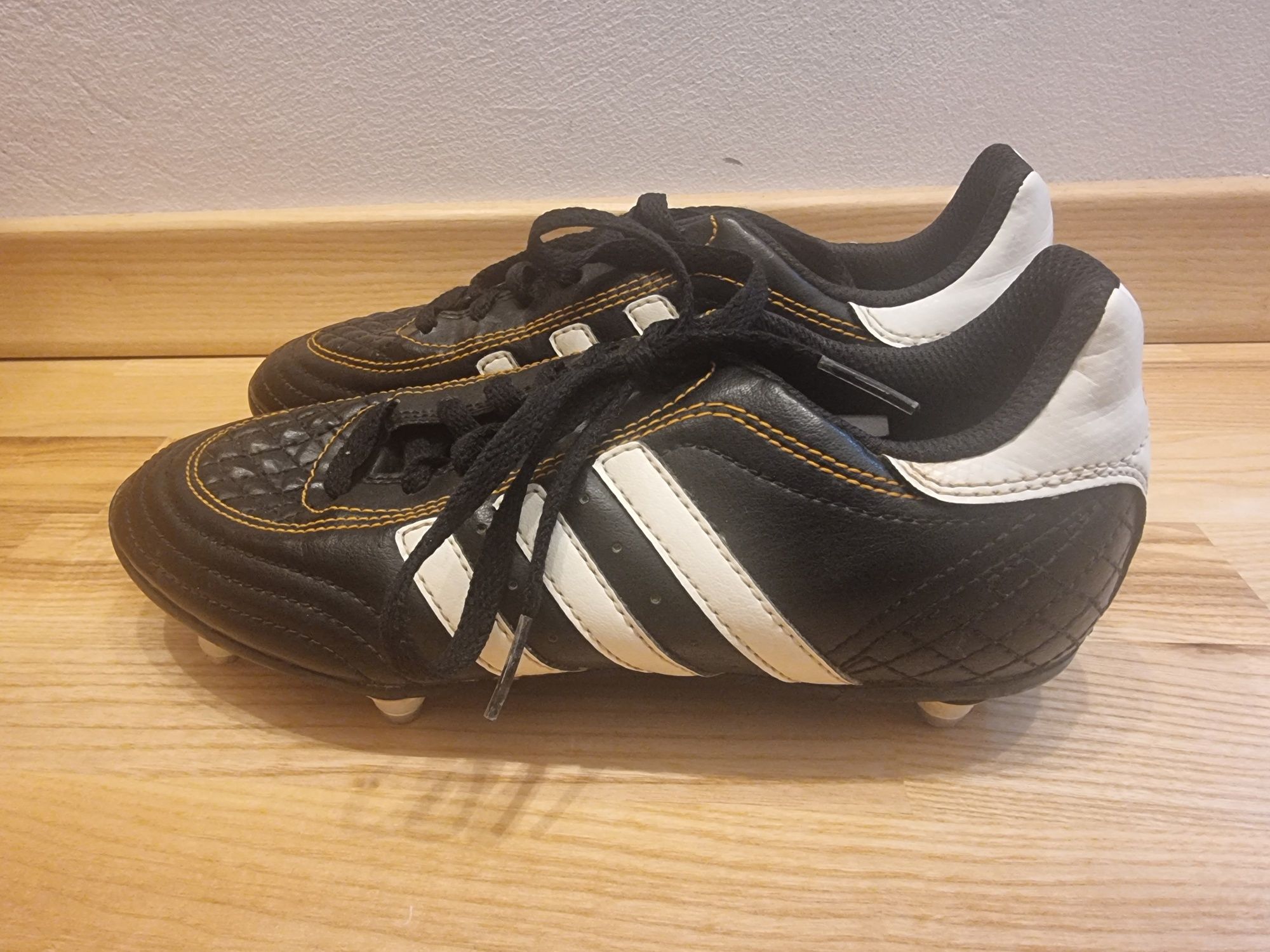 Buty piłkarskie korki wkręty Adidas rozm. 35,5