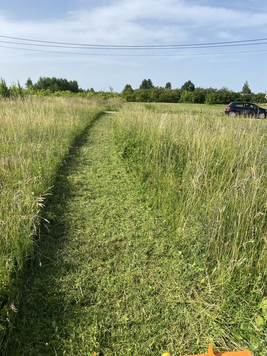 Koszenie boisk wysokich traw zarośli i nieużytków