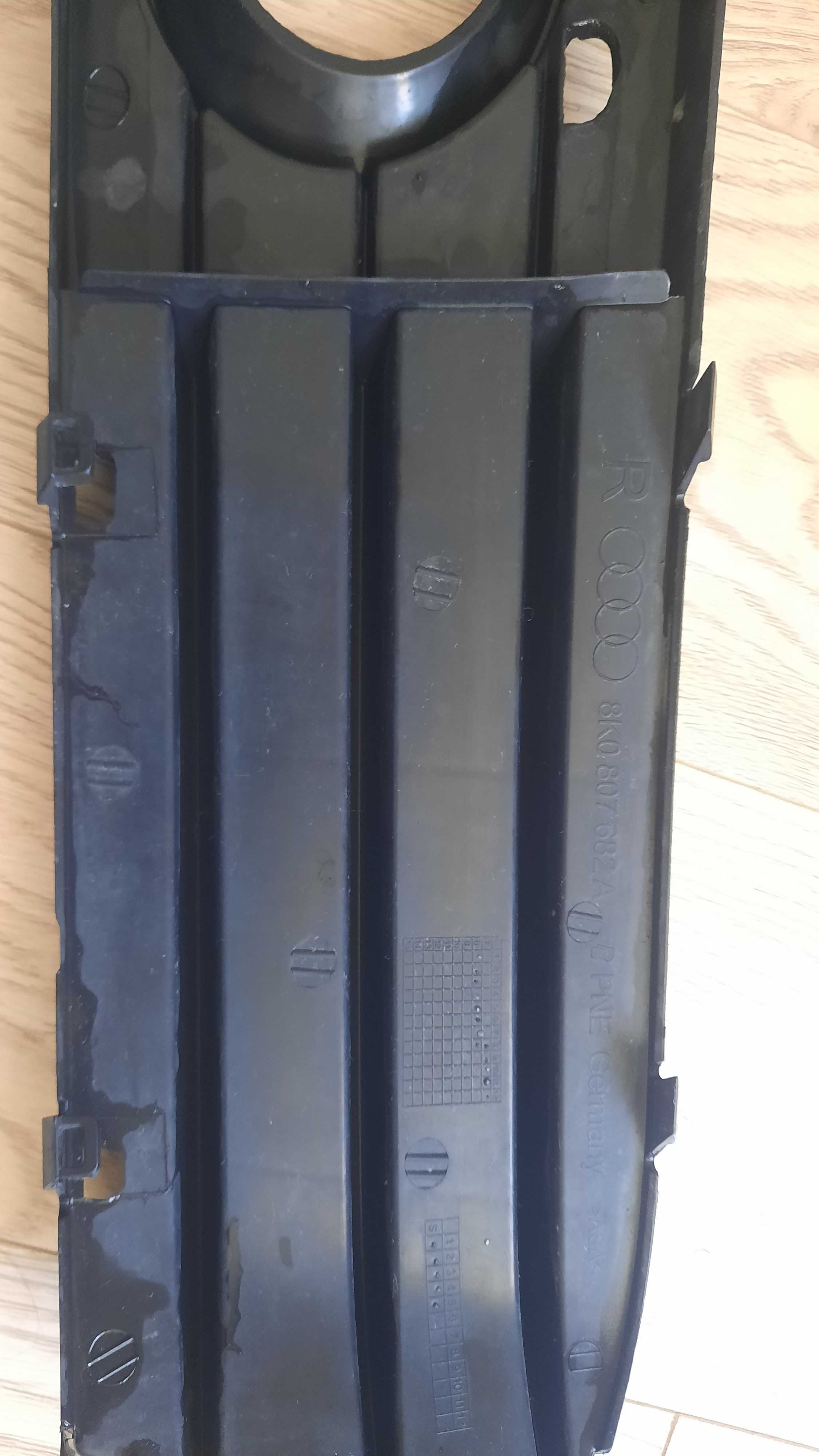 Решітка переднього бампера AUDI A4 B8 07-12(дорестайлінг)