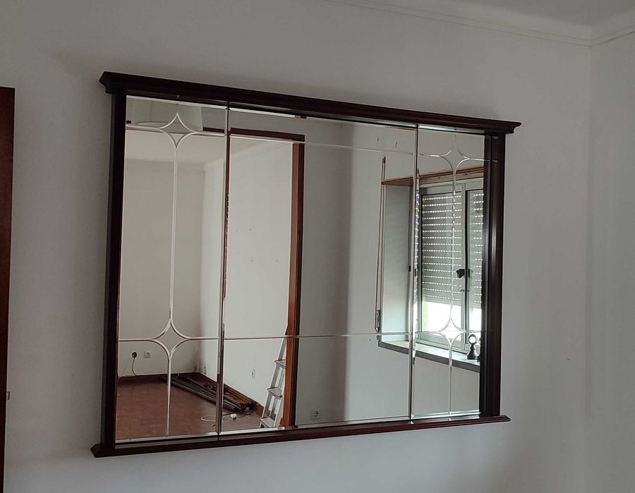 Espelho com Moldura em Madeira