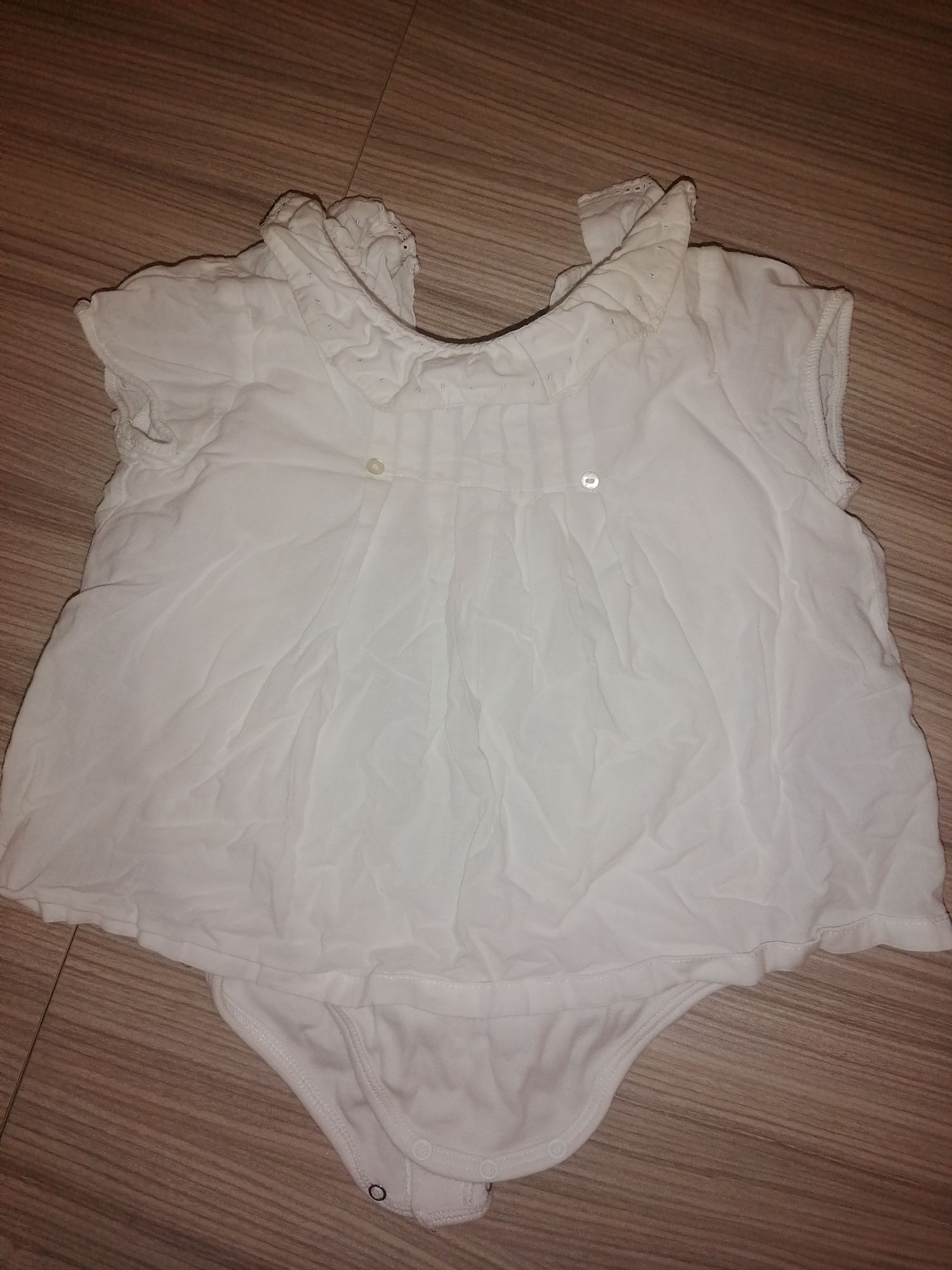 Roupa de menina impecável