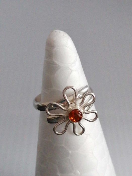 Pierścionek srebrny pr. 925 z bursztynem bałtyckim. Regulowany.