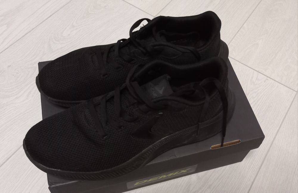 Кросівки чоловічі demix   42 розмір