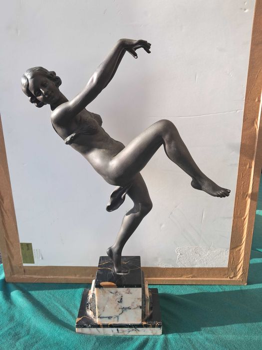 Escultura estilo arte deco