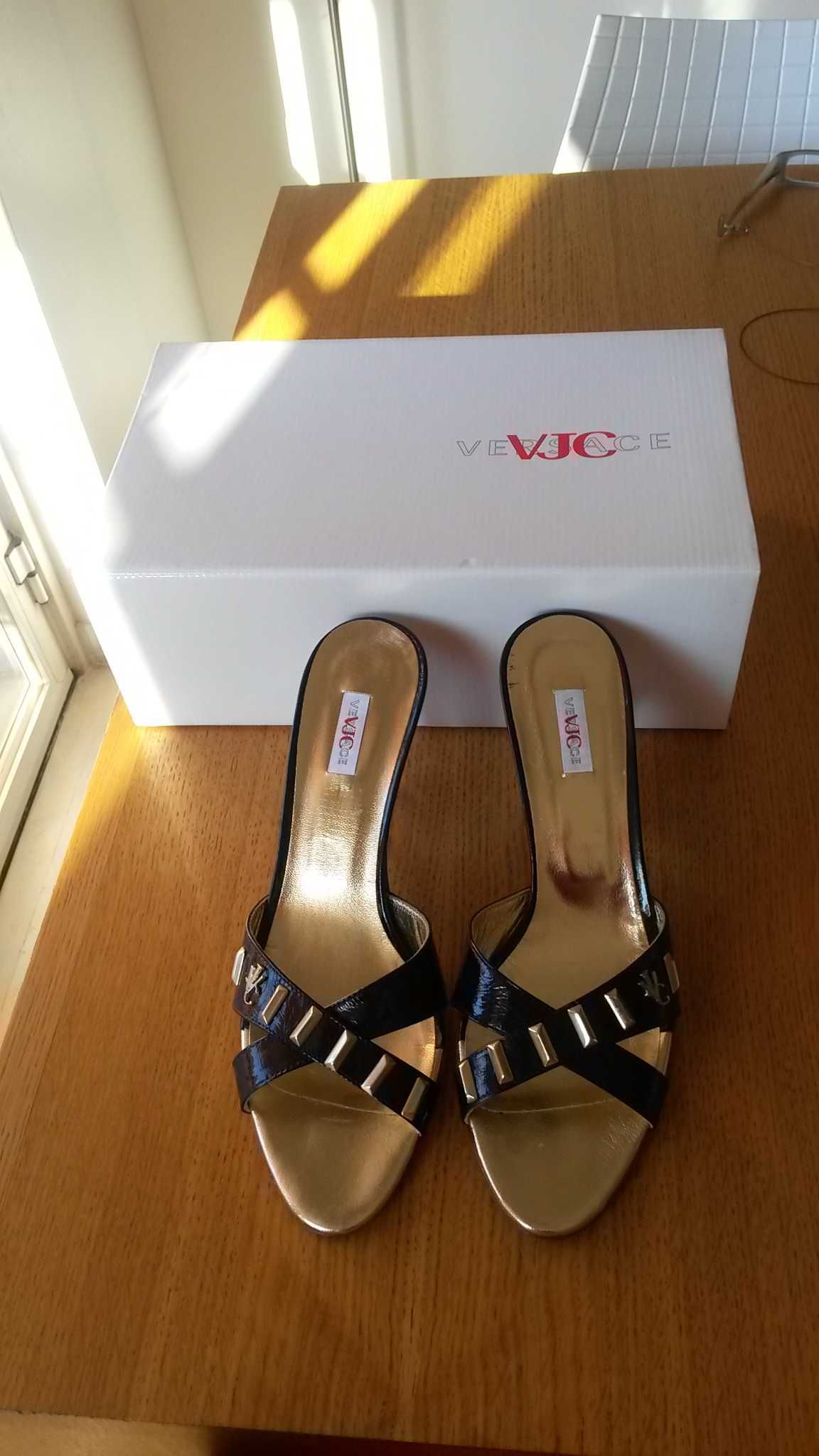 Sandálias Versace novas, lindas, toilete ou casual