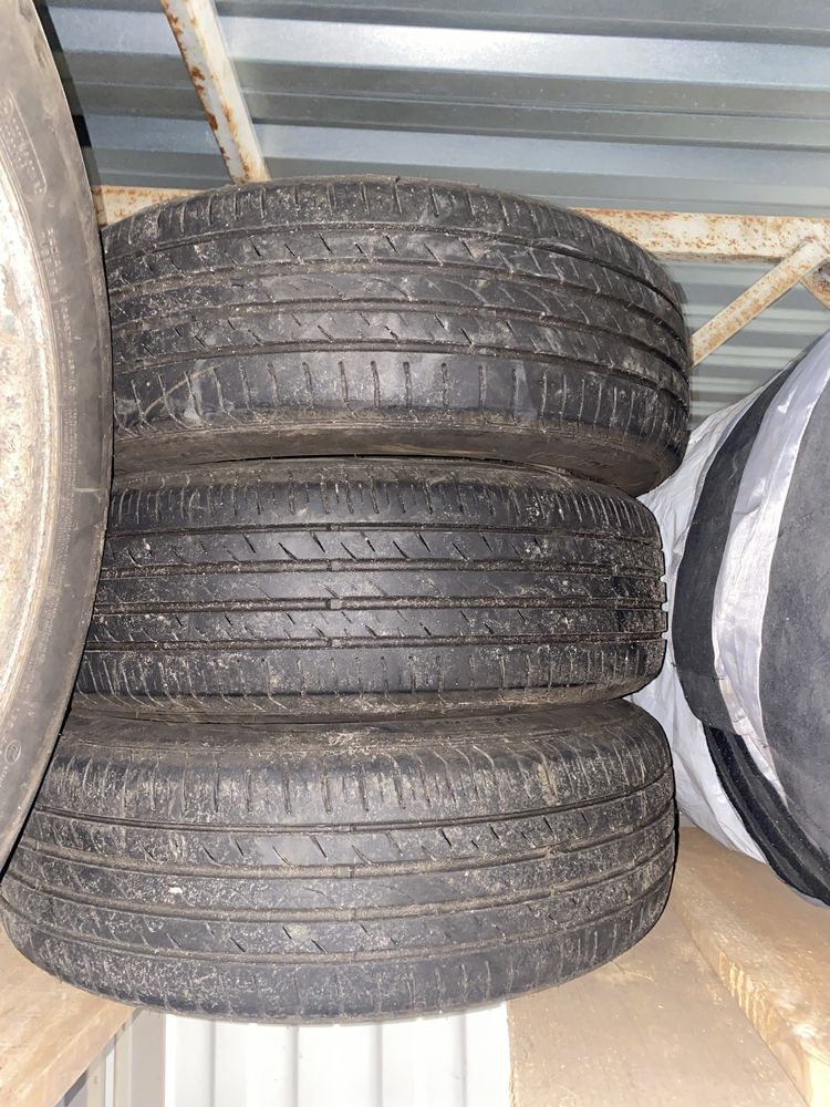 Комплект літніх шин 195/65 r15 2022р. Roadstone + диски VW 5*112